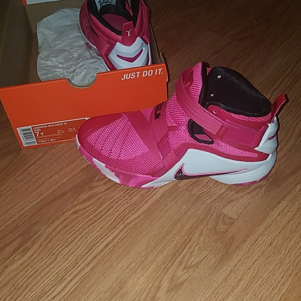 Nike LeBron Soldier IX size 7Y